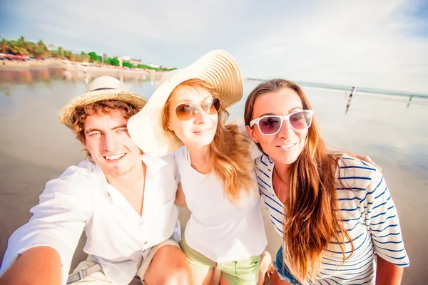 Grupa szczęśliwy młodych ludzi selfie na plaży — Zdjęcie stockowe