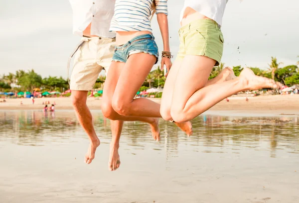 Gruppe fröhlicher junger Leute, die sich am Strand vergnügen — Stockfoto