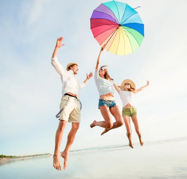 Group of happy young people having fun on the beach — Stock Photo, Image