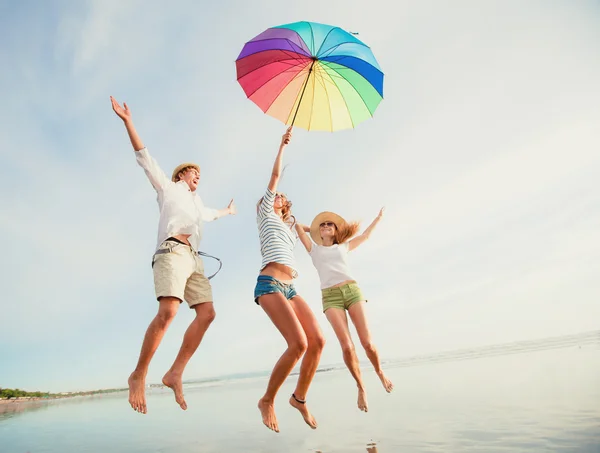 Gruppe fröhlicher junger Leute, die sich am Strand vergnügen — Stockfoto