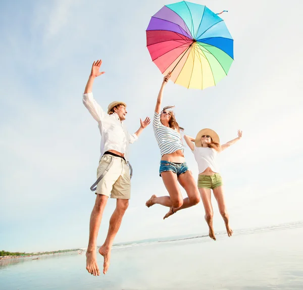Gruppe fröhlicher junger Leute, die sich am Strand vergnügen — Stockfoto