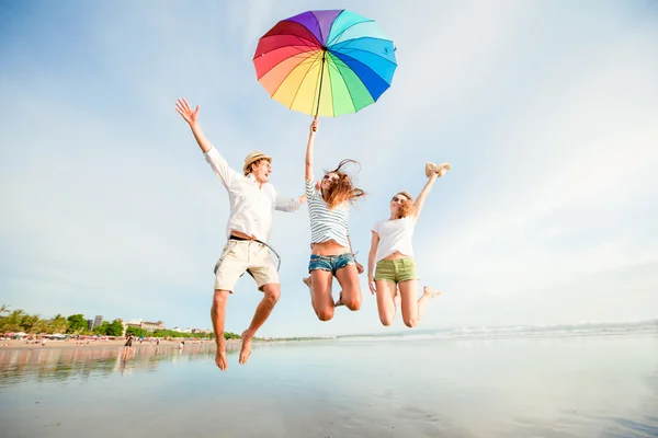 Groupe de jeunes heureux s'amuser sur la plage — Photo