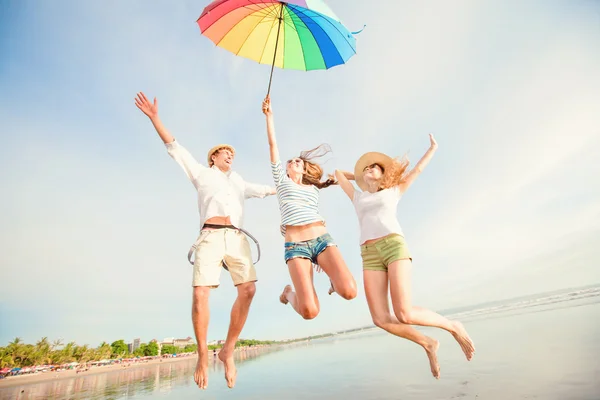 Gruppe fröhlicher junger Leute, die sich am Strand vergnügen — Stockfoto