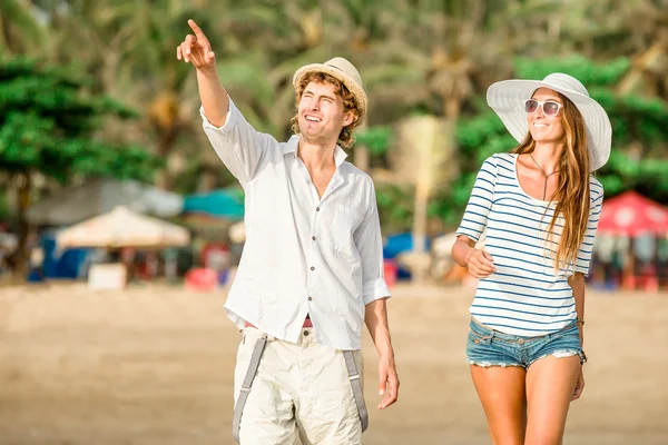 Paar junge Leute spazieren auf Bali am Strand entlang — Stockfoto