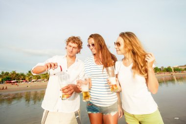 gençlerin grup sahilde bira içme mutlu