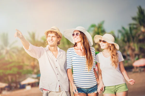 Groep van gelukkige jonge mensen lopen langs het strand op een mooie zomerse zonsondergang — Stockfoto