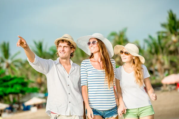 Gruppo di giovani felici che camminano lungo la spiaggia sul bellissimo tramonto estivo — Foto Stock