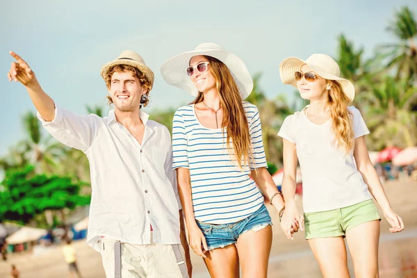 Gruppe glücklicher junger Leute am Strand entlang bei schönem Sommersonnenuntergang — Stockfoto