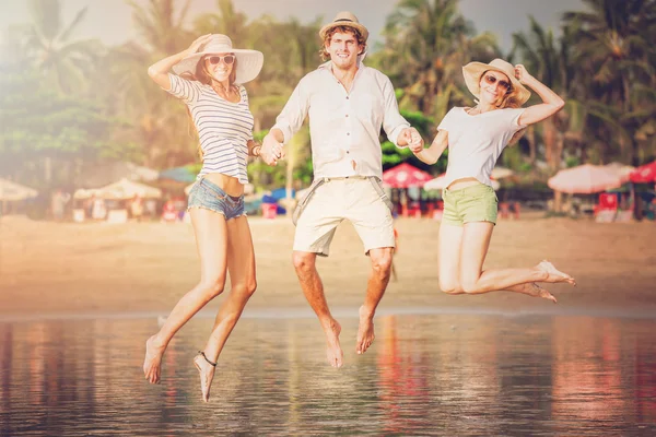 Groupe de jeunes gens heureux passer un bon moment sur la plage — Photo