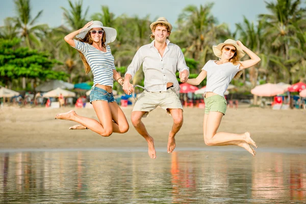 Groupe de jeunes gens heureux passer un bon moment sur la plage — Photo