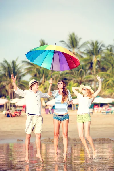 Groupe de jeunes heureux s'amuser sur la plage — Photo