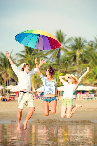 Gruppe fröhlicher junger Leute, die sich am Strand vergnügen — Stockfoto