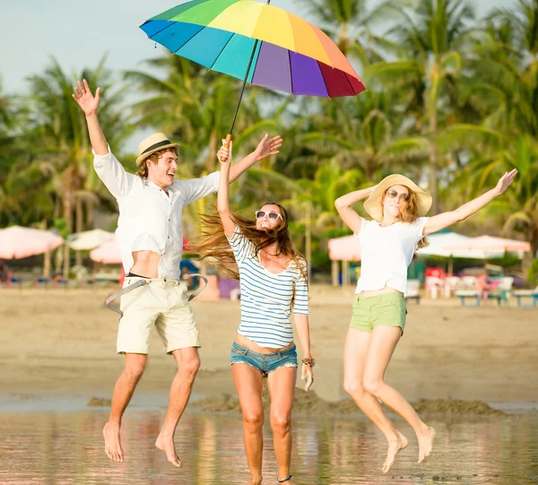 Grupa szczęśliwych młodych ludzi bawiących się na plaży — Zdjęcie stockowe