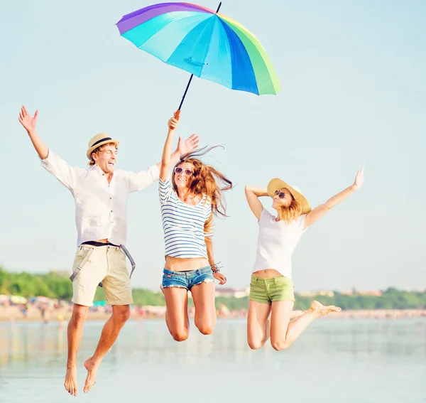 Gruppe fröhlicher junger Leute, die sich am Strand vergnügen — Stockfoto