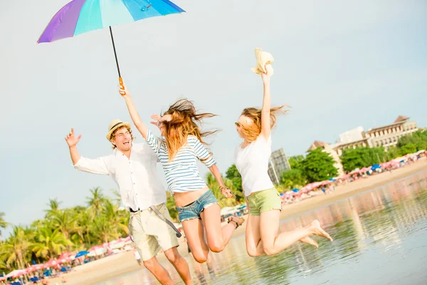 Grupo de jovens felizes se divertindo na praia — Fotografia de Stock
