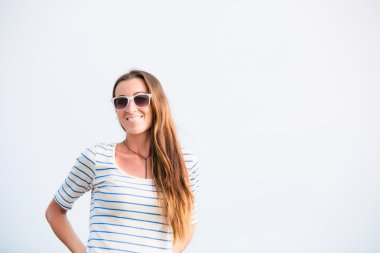 Günbatımı enjoing yaz tatili sahilde yürüyen Beautifil genç kadın