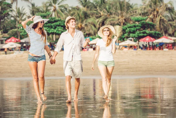 Grupa szczęśliwych ludzi młodych spaceru wzdłuż plaży na lato piękny zachód słońca — Zdjęcie stockowe