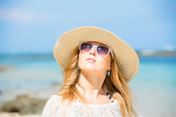 Färgstarka porträtt av ung söt flicka på stranden med blå himmel på bakgrund. resor, semester, paradise koncept — Stockfoto