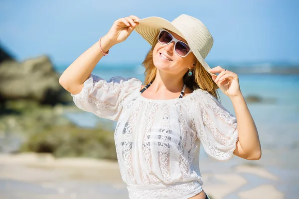 Colorido retrato de la joven chica bonita en la playa con el cielo azul en el fondo. Viajes, vacaciones, concepto de paraíso —  Fotos de Stock