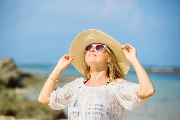 Retrato colorido de menina bonita jovem na praia com céu azul no fundo. Viagens, férias, conceito de paraíso — Fotografia de Stock