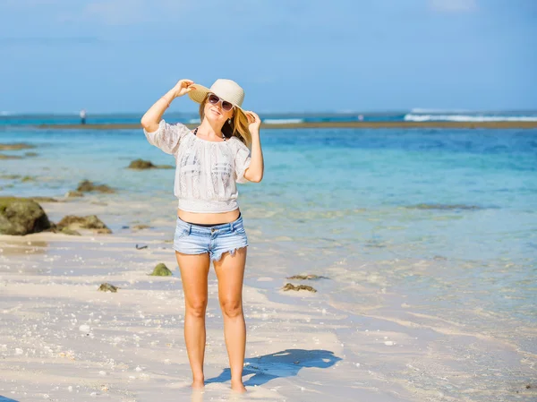 Junge magere kaukasische Mädchen am Strand mit blauem Himmel auf dem Hintergrund. Reise, Urlaub, Paradieskonzept, Copyspace — Stockfoto