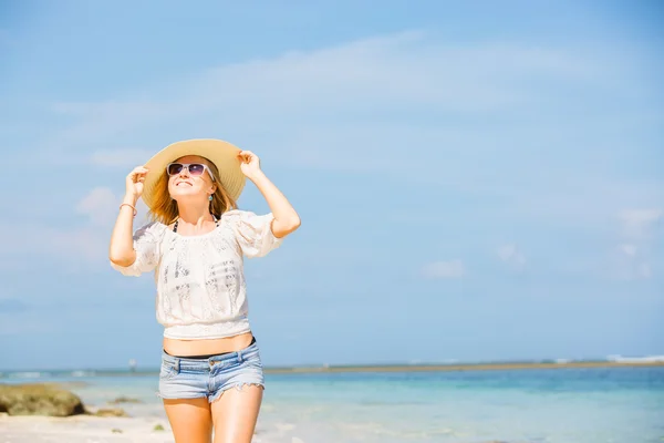 Jeune fille caucasienne maigre à la plage avec ciel bleu sur fond. Voyage, vacances, concept paradisiaque, copyspace — Photo