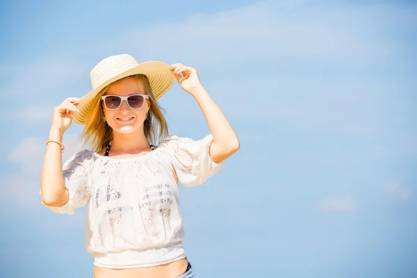 Young skinny caucasian girl at the beach with blue sky on background. Travel, vacation, paradise concept, copyspace — Stock Photo, Image