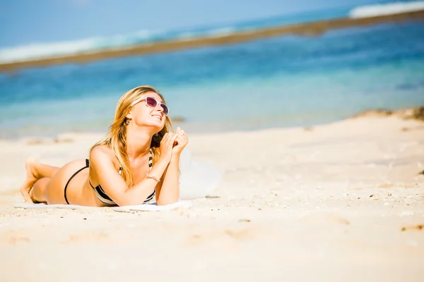 Sexual happy blond girl with sunglasses and white hat take sunbath on the beach enjoying summer holidays. Travel, vacation, lifestyle concept. Copyspace — Stock Photo, Image