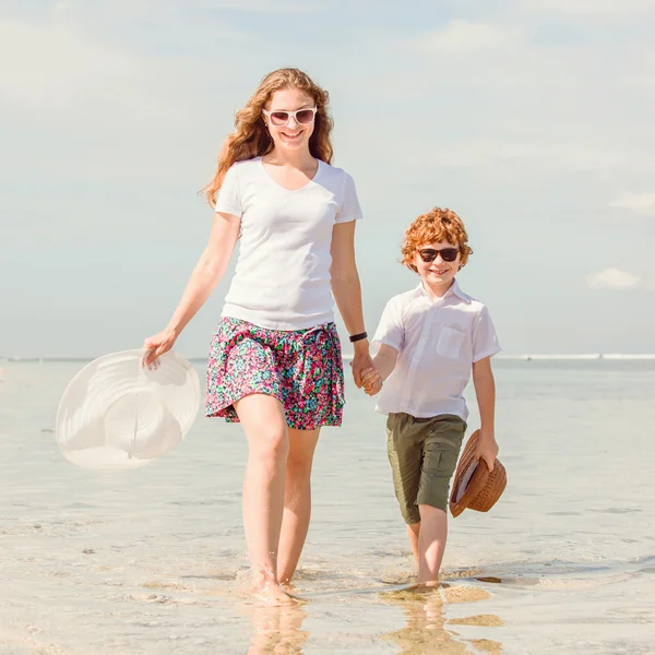 Matka i syn mając czas rodzina na wakacje spacery wzdłuż plaży. podróż, wakacje, wakacje koncepcja — Zdjęcie stockowe