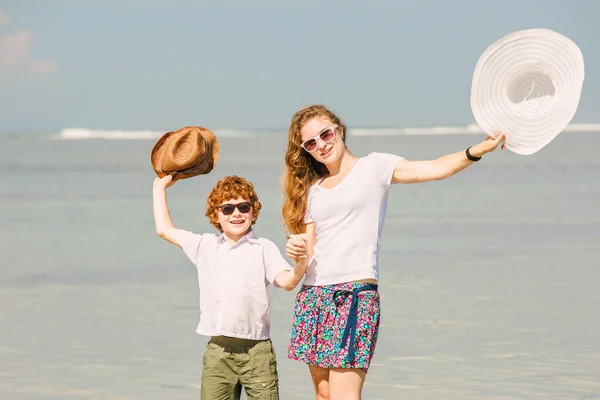 Moeder en zoon hebben familie tijd op vakantie wandelen langs het strand. reizen, vakantie, vakantie concept — Stockfoto