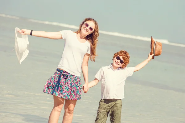 Mutter und Sohn, die im Urlaub mit der Familie am Strand spazieren gehen. Reise, Urlaub, Urlaubskonzept — Stockfoto