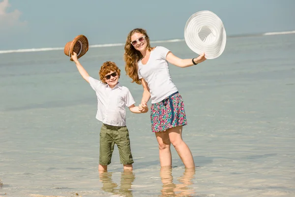 엄마와 아들 해변을 따라 산책 하는 휴일에 가족과 시간을 보내고. 여행, 휴가, 휴가 개념 — 스톡 사진