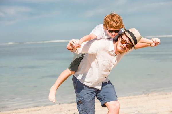 Gelukkig vader met baard en rode haired zoon dragen van een zonnebril met gelukkig zomer tijd op een zonnige dag op vakantie. familie, vreugde, reizen concept — Stockfoto