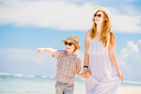 Mama si fiul se plimba de-a lungul plajei cu nisip alb, avand o vacanta de familie minunata pe plaja PAndawa, Bali — Fotografie, imagine de stoc