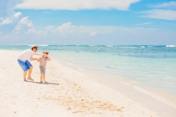 Happy father and his small son having great quality family time enjoying white sand ocean beach on summer holidays — Zdjęcie stockowe