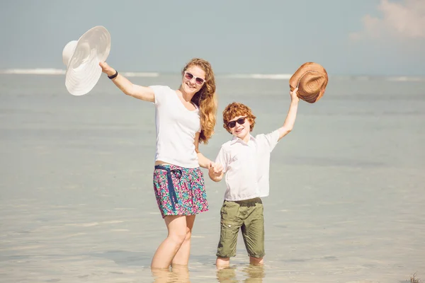Mère et son fils passent des vacances en famille en marchant le long de la plage. Voyage, vacances, concept de vacances — Photo