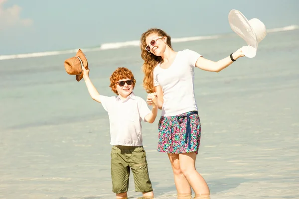 Moeder en zoon hebben familie tijd op vakantie wandelen langs het strand. reizen, vakantie, vakantie concept — Stockfoto