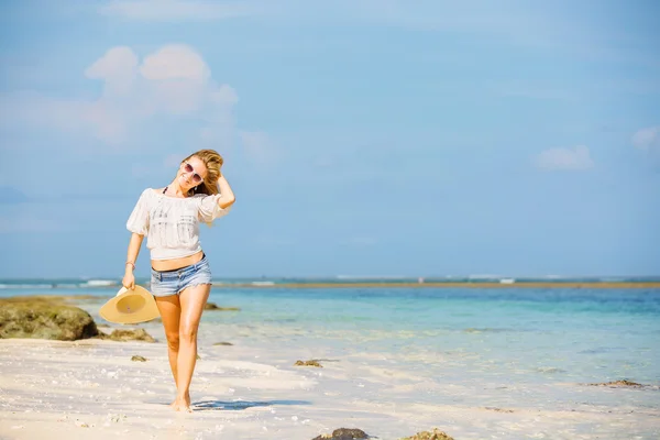 Menina branca magro jovem na praia com céu azul no fundo. Viagens, férias, conceito de paraíso, copyspace — Fotografia de Stock