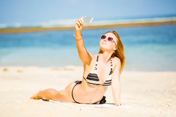 Seksowny szczęśliwy blond młoda kobieta w okulary przy selfie na plaży korzystających lato wakacje. podróż, wakacje, koncepcja życia Zdjęcia Stockowe bez tantiem