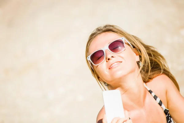 Sexy happy blond young female in sunglasses taking selfie on the beach enjoying summer holidays. Travel, vacation, lifestyle concept — Stock Photo, Image