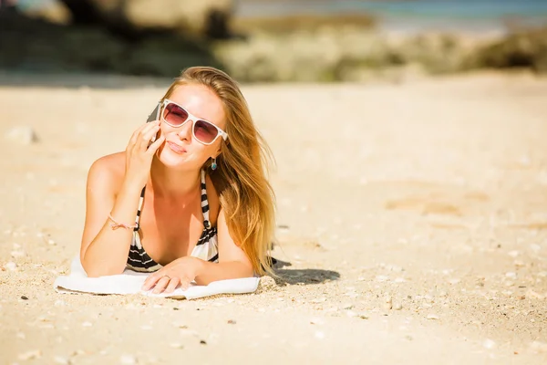 Sexy young blond girl in sunglasses speaking on the phone  enjoying summer holidays. Travel, vacation, lifestyle concept — Stock Photo, Image