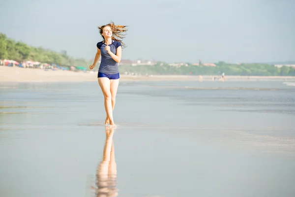 Zdrowa kobieta działa na plaży, dziewczyna robi sport odkryty, szczęśliwa kobieta ćwiczenia, fitness i zdrowia opieki koncepcja z kopia miejsce naturalny ciepły tle zachodu słońca — Zdjęcie stockowe