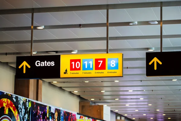 Gates znamení na letišti. — Stock fotografie