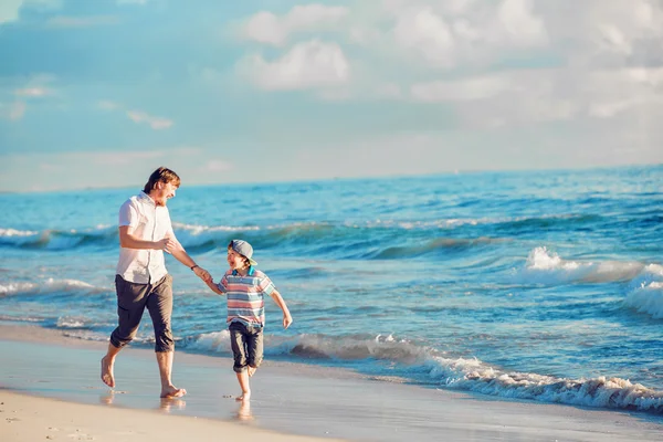 Padre e hijo teniendo un gran tiempo en familia en la orilla del mar en vacaciones de verano — Foto de Stock