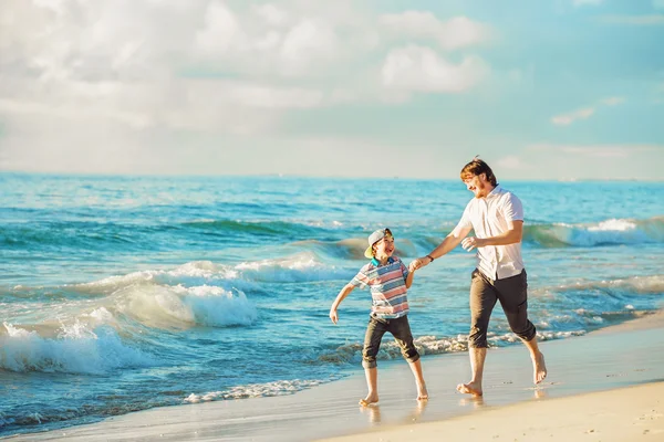 Father and son having great family time at ocean shore on summer holidays — Stock Photo, Image