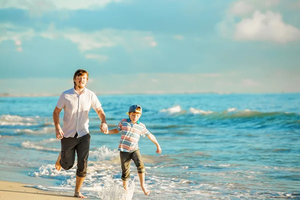 Father and son having great family time at ocean shore on summer holidays — Zdjęcie stockowe