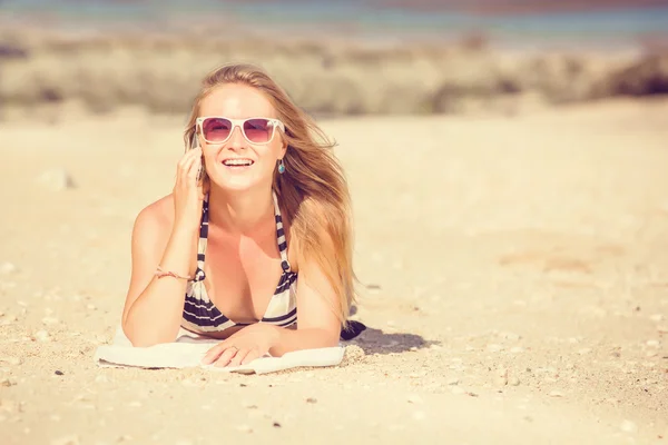 Menina loira jovem sexy em óculos de sol falando no telefone desfrutando de férias de verão. Viagens, férias, conceito de estilo de vida — Fotografia de Stock