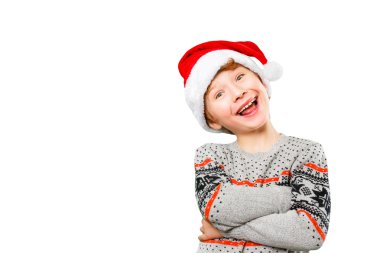 Mutlu ve neşeli yüz ifadesi ile Noel şapkalı bir çocuk portresi