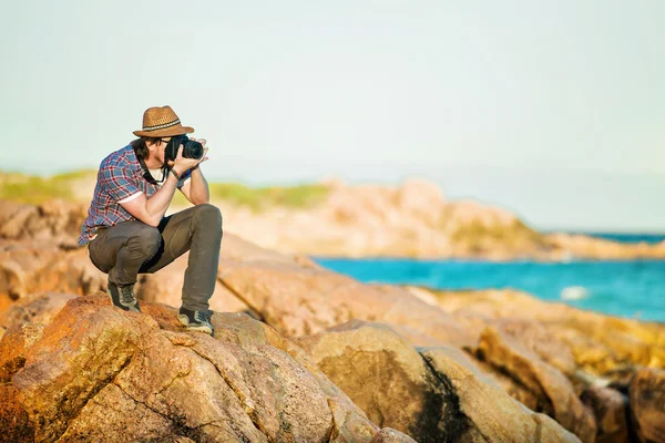 해변에서 사진을 찍고 젊은 사진 작가 — 스톡 사진