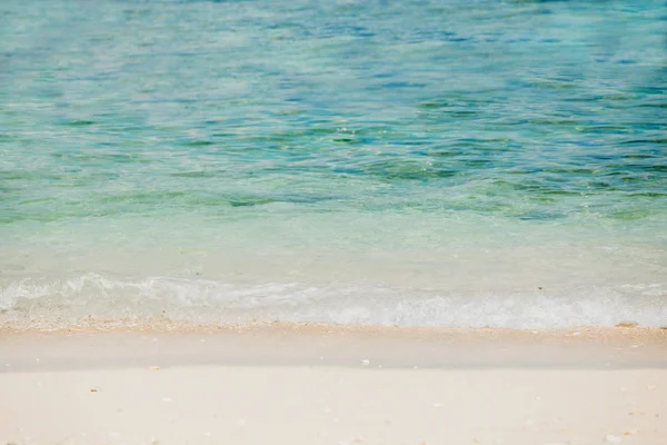 Wonderful tropical beach with blue sky — Stock Photo, Image